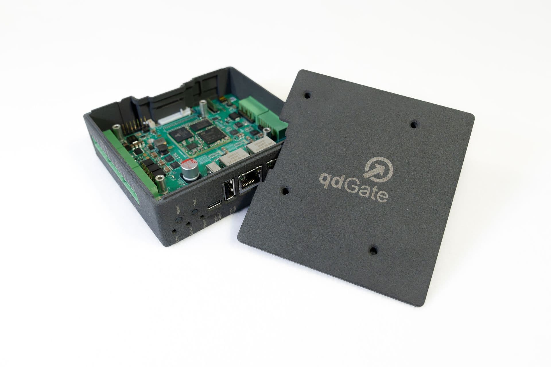 Opened qdGate: circuit board in the lower housing shell, next to it the removed lid with the qdGate logo